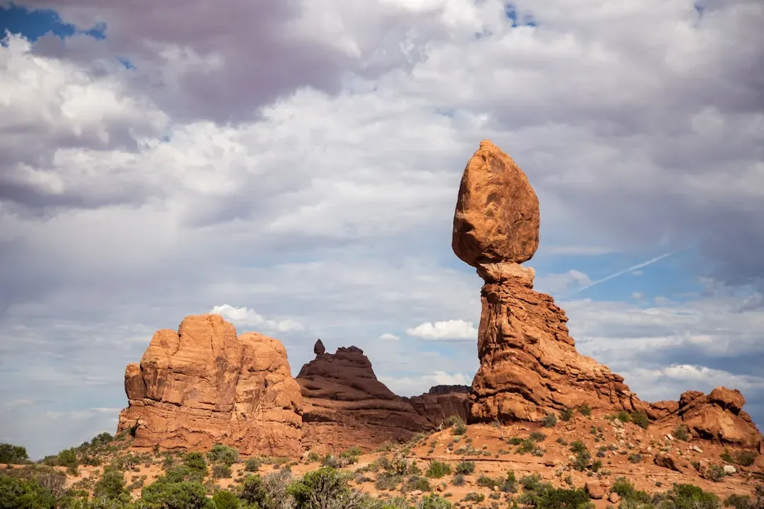 The Gravity-Defying Balanced Rock Phenomenon – Colorado and Beyond (Image Credits: Unsplash)