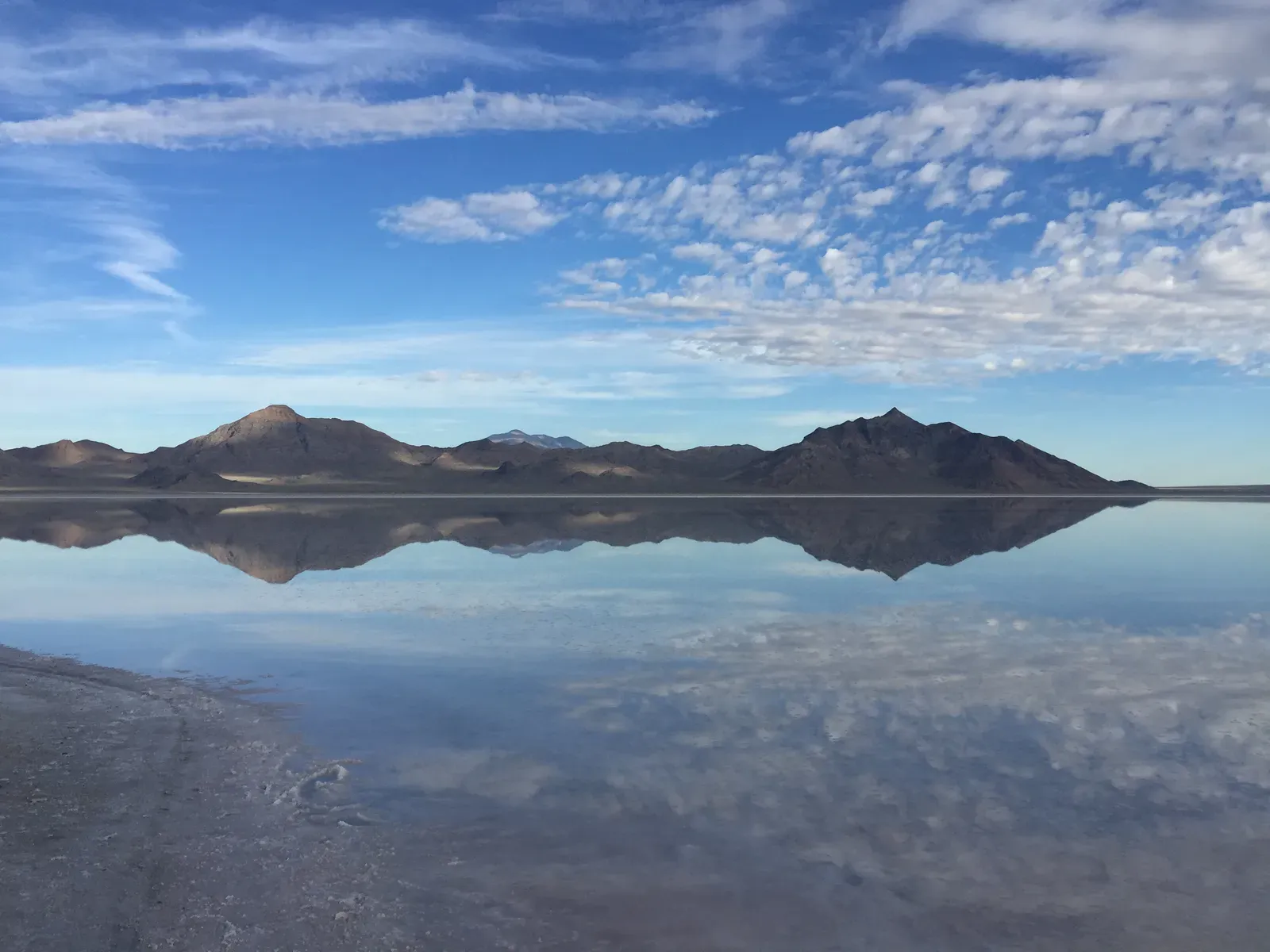 Reflecting on Value: Beauty, Extraction, and Cultural Stakes (Image Credits: Wikimedia)