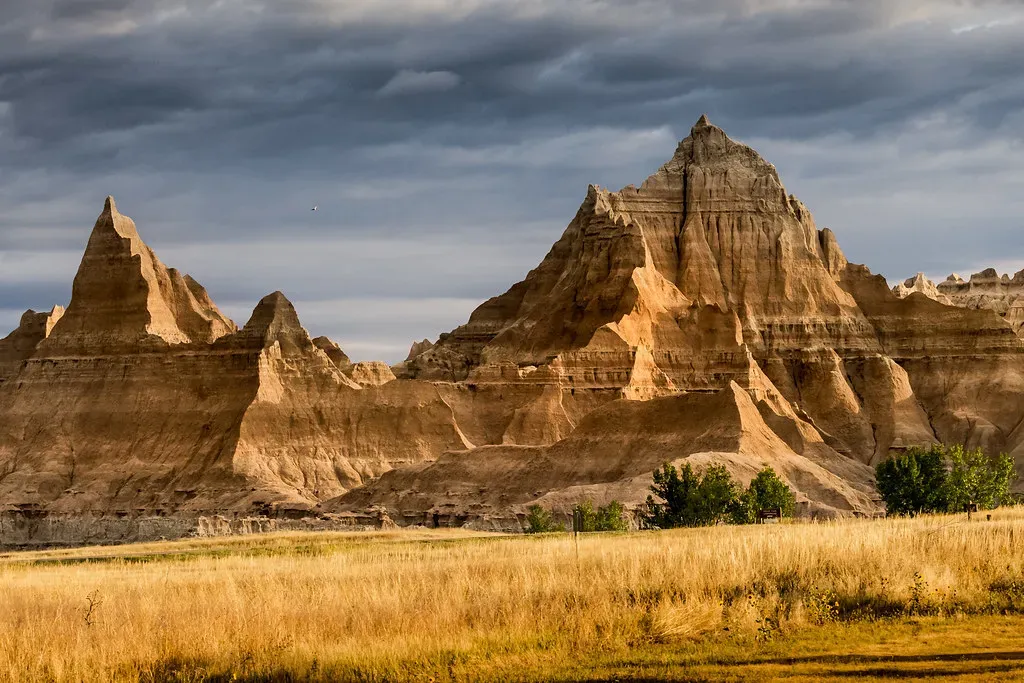 6. Badlands, South Dakota – Colorful Wastelands Shaped by Sudden Erosion (Image Credits: Flickr)