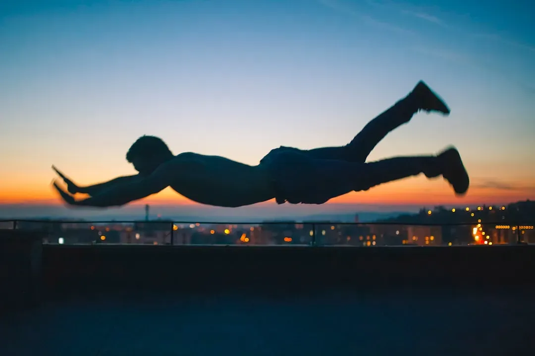 What Your Body Is Doing During a Falling Dream (Image Credits: Unsplash)