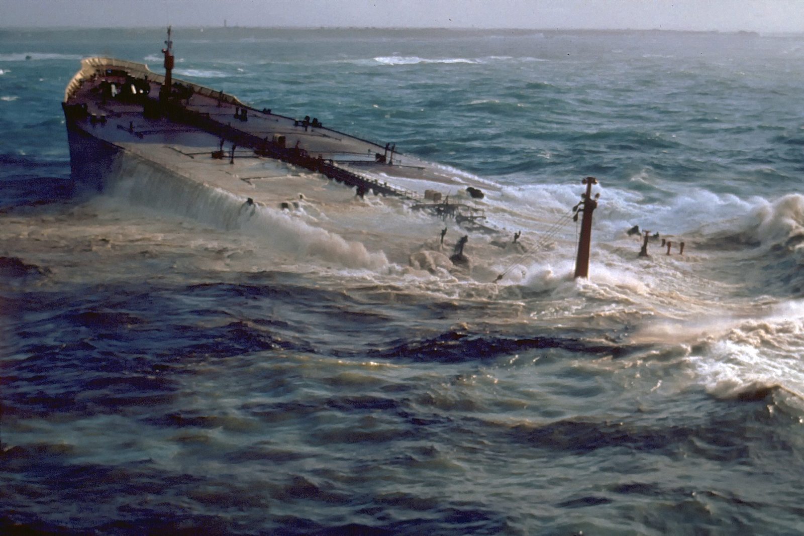 The Amoco Cadiz Oil Spill (1978) - Europe's Ecological Nightmare (Image Credits: Wikimedia)