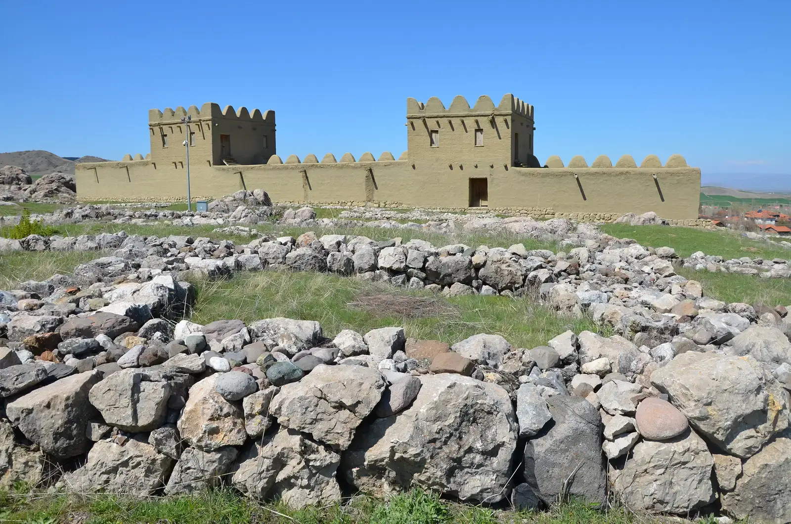 The Hittite Empire: From Biblical Footnote To Superpower (Residential quarters from the period of the Assyrian Trade Colonies (19-18th centuries BC) including ruins of houses and offices of Assyrian merchants, Hattusa, Boğazkale, Turkey, CC BY-SA 2.0)