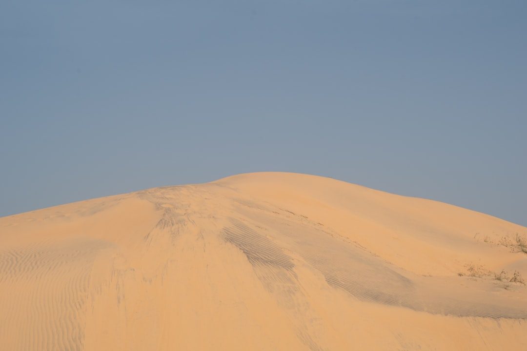 “Singing” Dunes and Booming Sands (Image Credits: Unsplash)