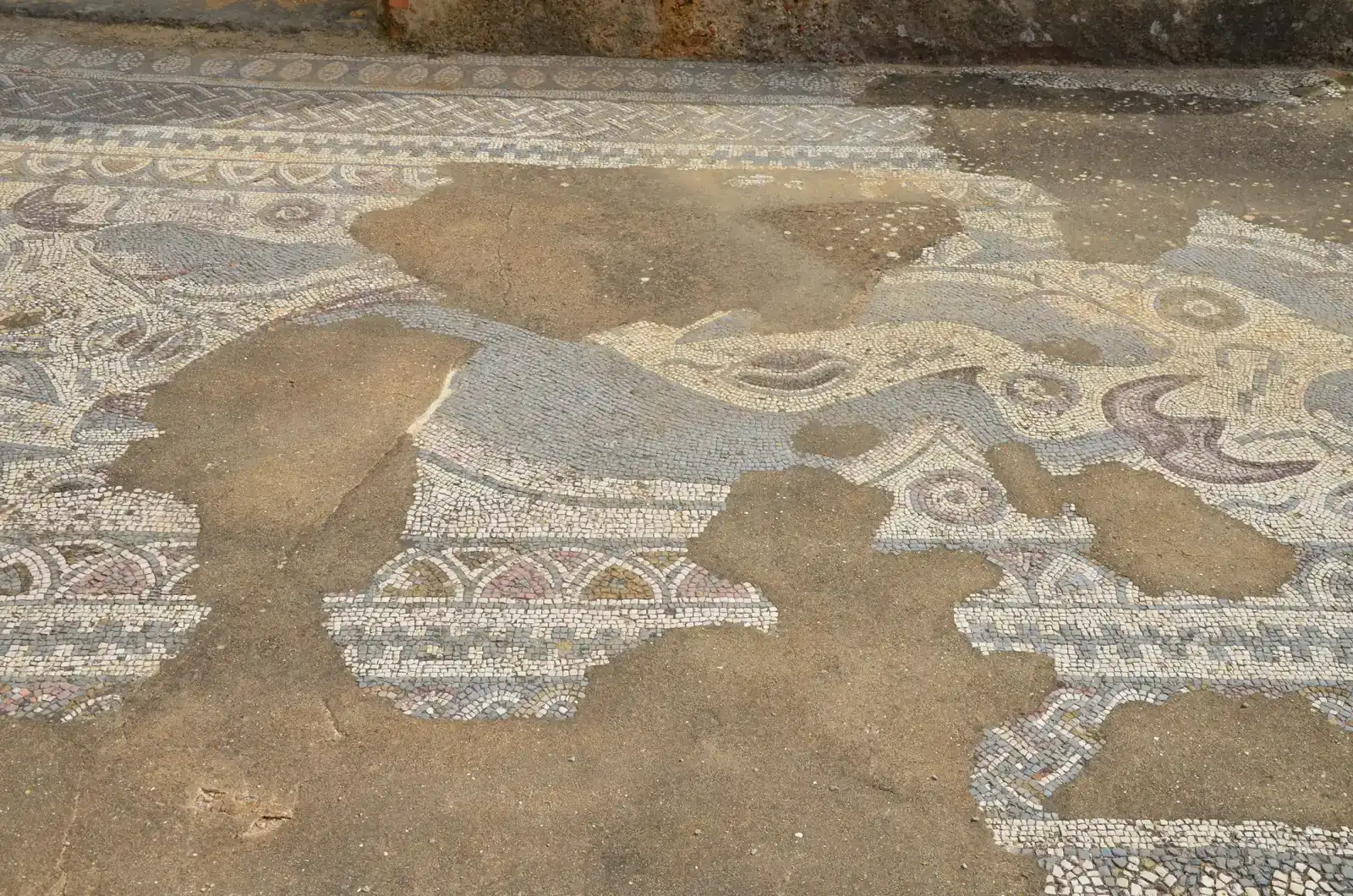 Baiae and Portus Julius: The Roman Riviera Beneath the Waves (Image Credits: Wikimedia)