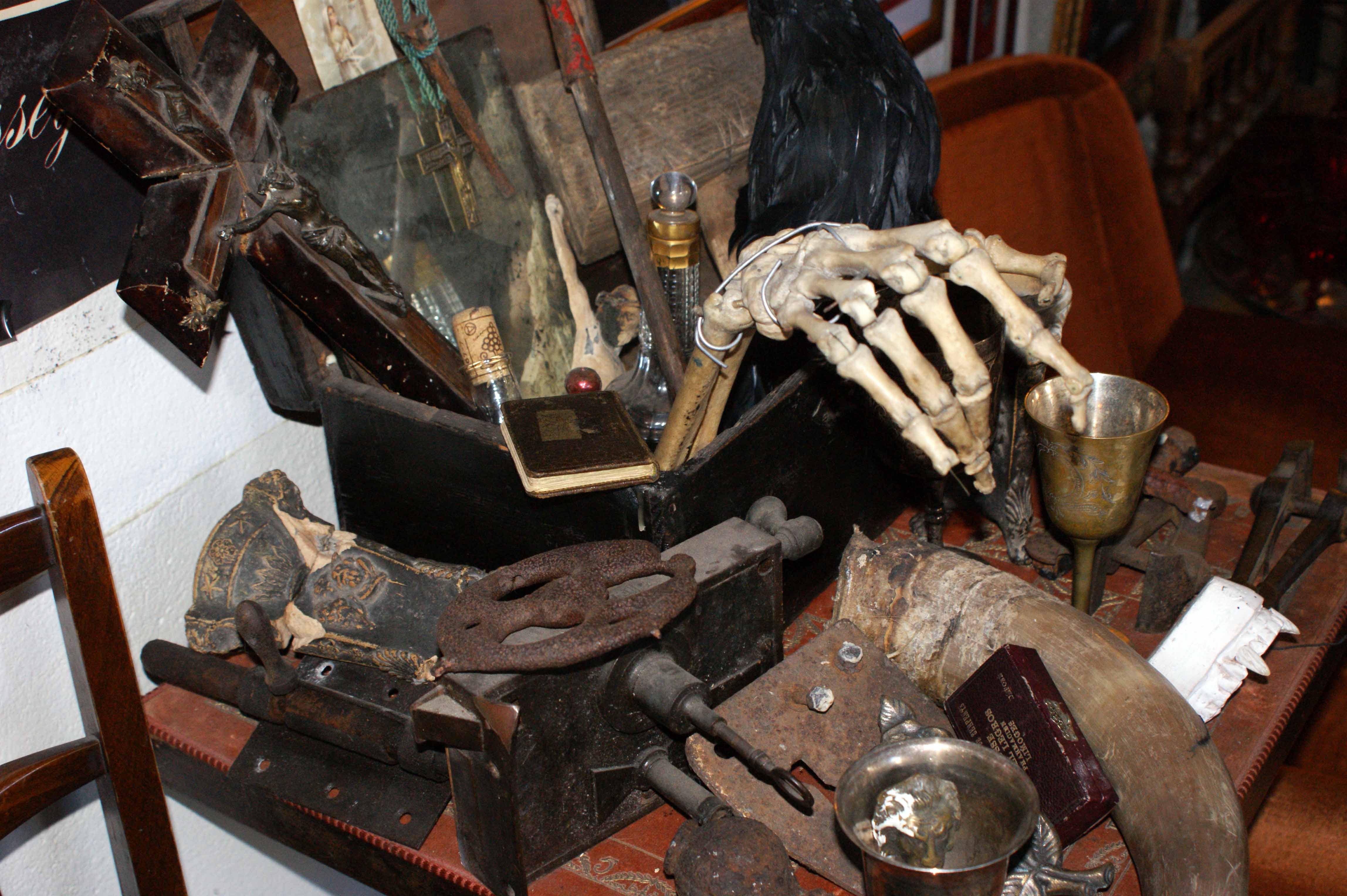 Confirmation Bias Makes Your Superstitions Feel Real (Image Credits: Wikimedia)