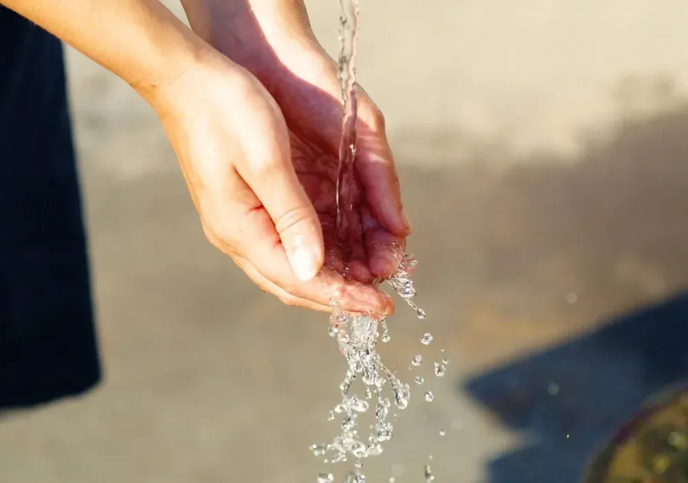 Why Your Fingers Wrinkle In Water (Image Credits: Rawpixel)