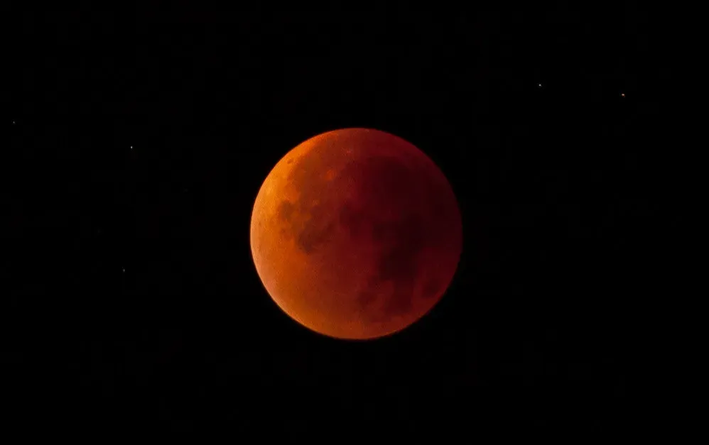 6. A Rare Total Lunar Eclipse Perfectly Timed for Your Location (Image Credits: Flickr)