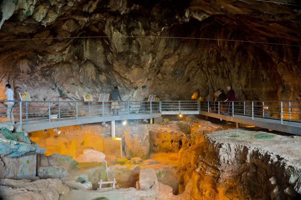 #6 - Theopetra Cave, Greece: The Wall Older Than the Ice Sheets (測鏡者, Flickr, CC BY-SA 2.0)
