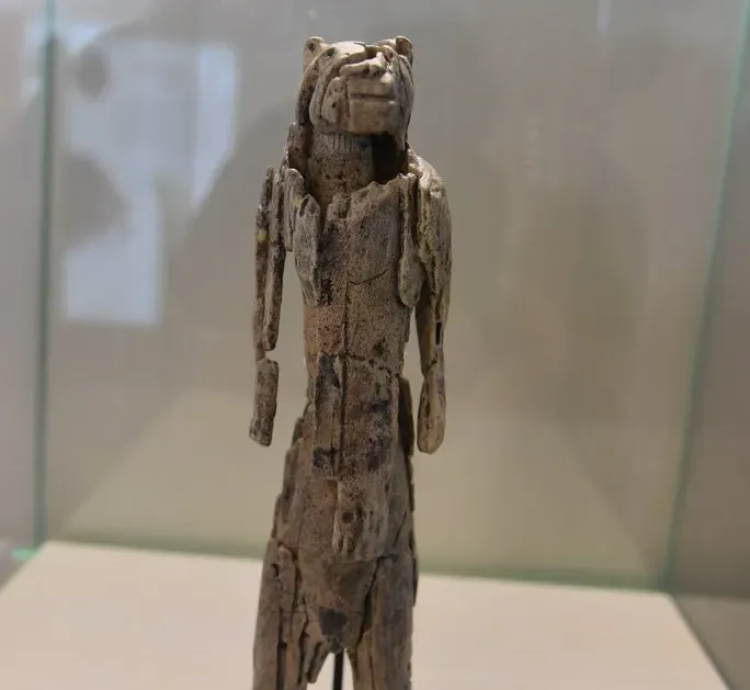 8. The Lion Man of Hohlenstein‑Stadel: A Figurine That Redefines Early Imagination (Image Credits: Flickr)