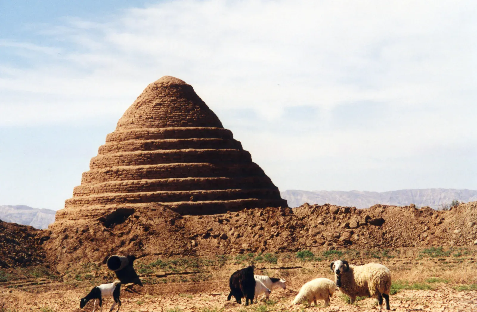 #7 - The Underground Cooling of Iran's Ancient Yakhchāls (Iran desert, yakh-chal (ىخ چال en persan) , goat herd - glacière, troupeau de chèvres, CC BY 2.0)