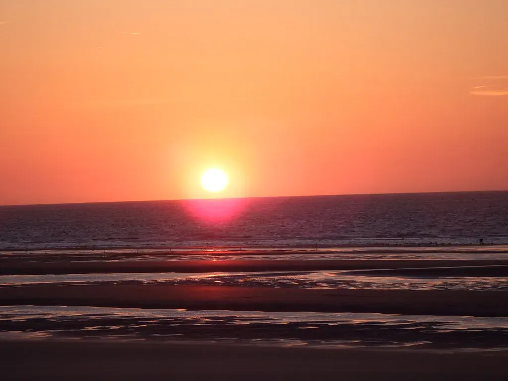 10. The Green Flash at Sunset: A Blink‑and‑You‑Miss‑It Emerald Spark (fdecomite, Flickr, CC BY 2.0)