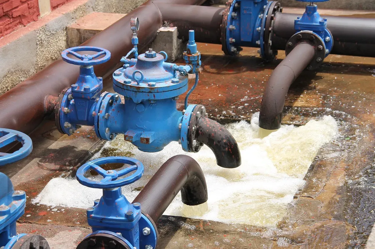 4. Aggressive Groundwater Pumping Upsets the Underground Balance (Image Credits: Pixabay)