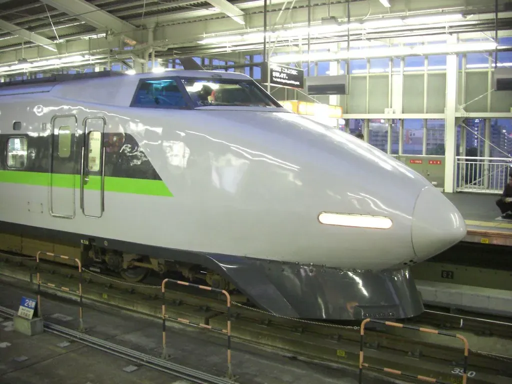 2. The Bullet Train's Beak: How a Bird Silenced a Sonic Boom (MatHampson, Flickr, CC BY-SA 2.0)