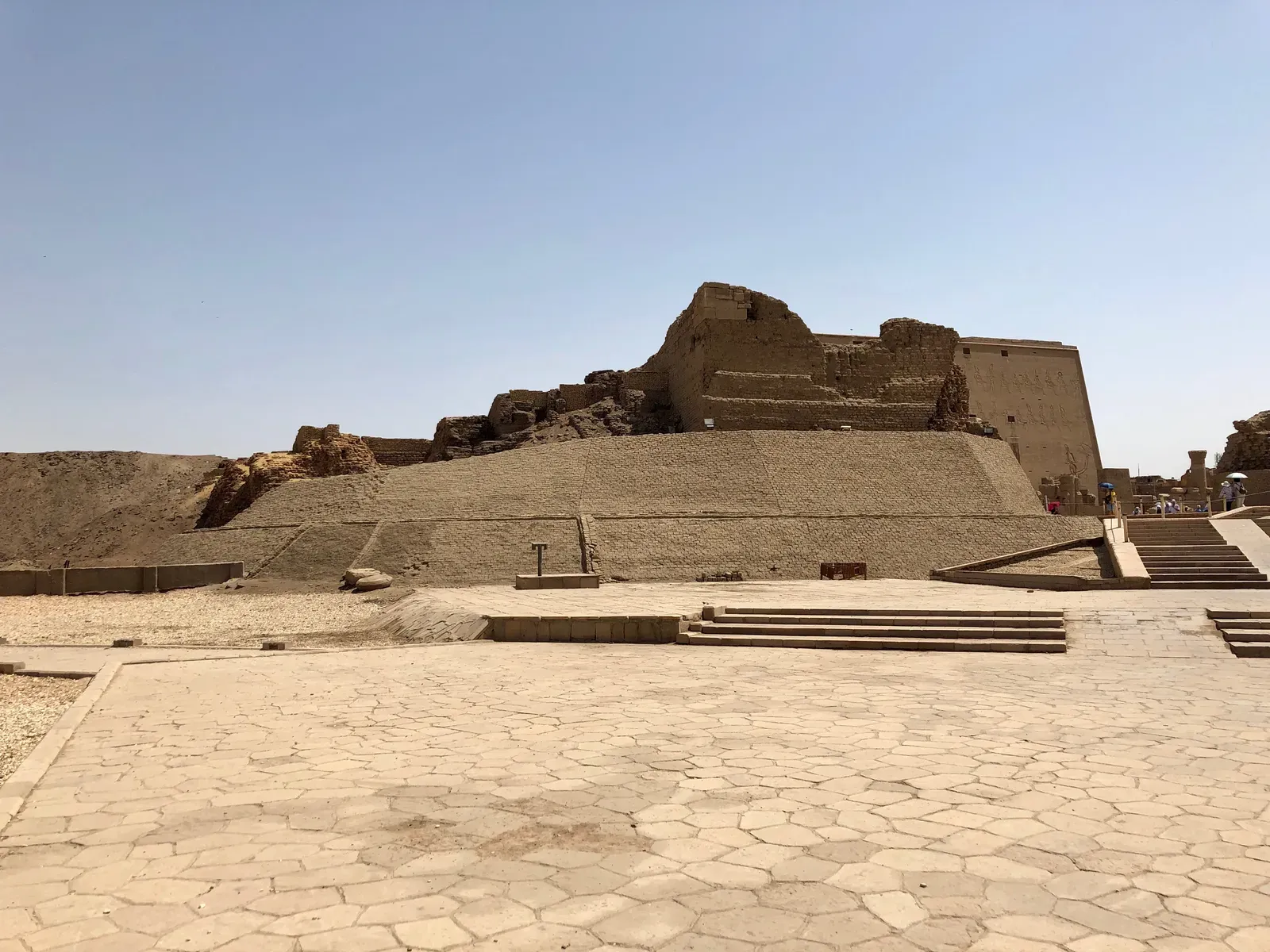How Does a Thriving City Vanish? The Scientific Approach (Ancient Settlement Ruins, Temple of Horus at Edfu, Edfu, AG, EGY, CC0)