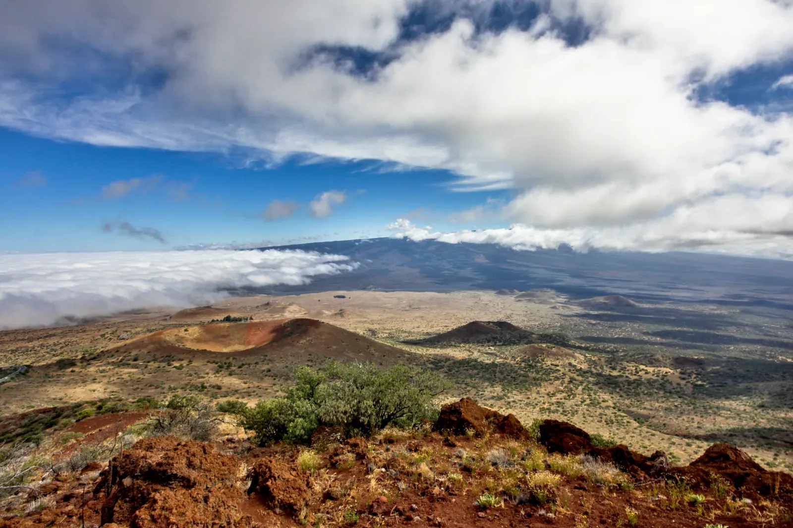 Hawaii's Big Island and the Colossus Called Mauna Kea (Mauna Loa from Mauna Kea, CC BY 2.0)