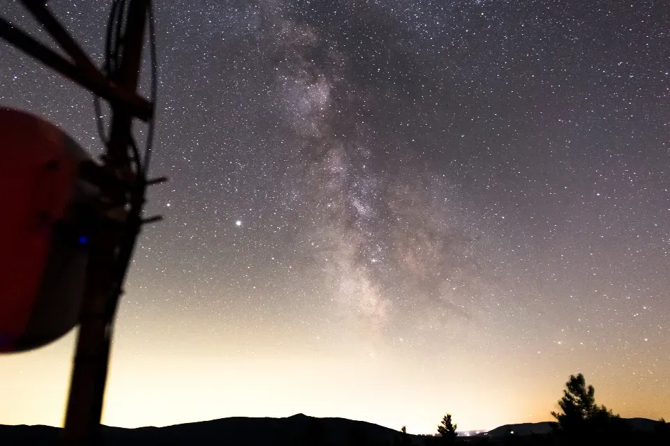 The Strange Idea of Seeing the Past When You Look Up (Image Credits: Stocksnap)