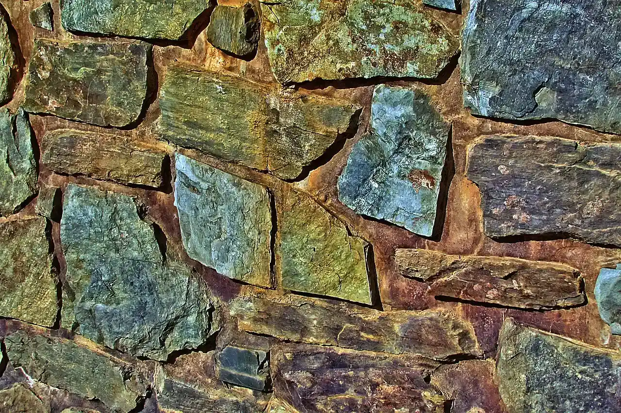 #5 - Walls That Bulge or Bow Outward (Image Credits: Pixabay)