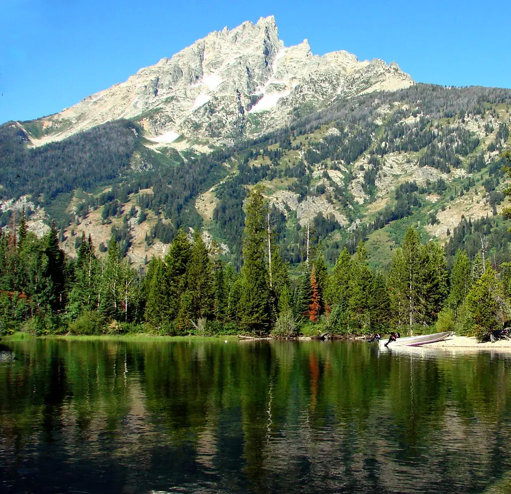 Jenny Lake, Wyoming – A Mirror at the Foot of the Tetons (inkknife_2000 (14 million views), Flickr, CC BY-SA 2.0)