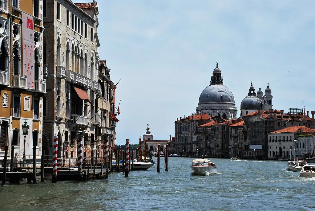 3. Venice, Italy – A City That Moves at the Speed of Water (Juanje Orío, Flickr, CC BY-SA 2.0)