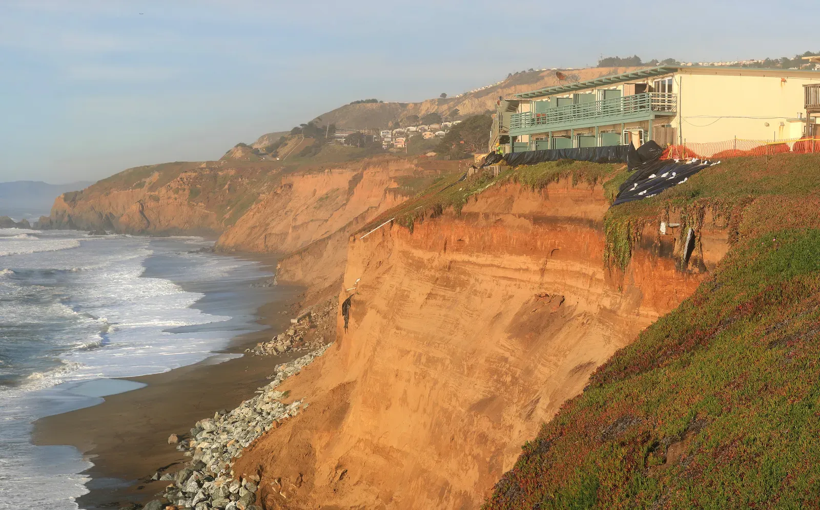 #2 Pacifica, California β Apartment Cliffs and Collapsing Walkways (By Brocken Inaglory, CC BY-SA 3.0)