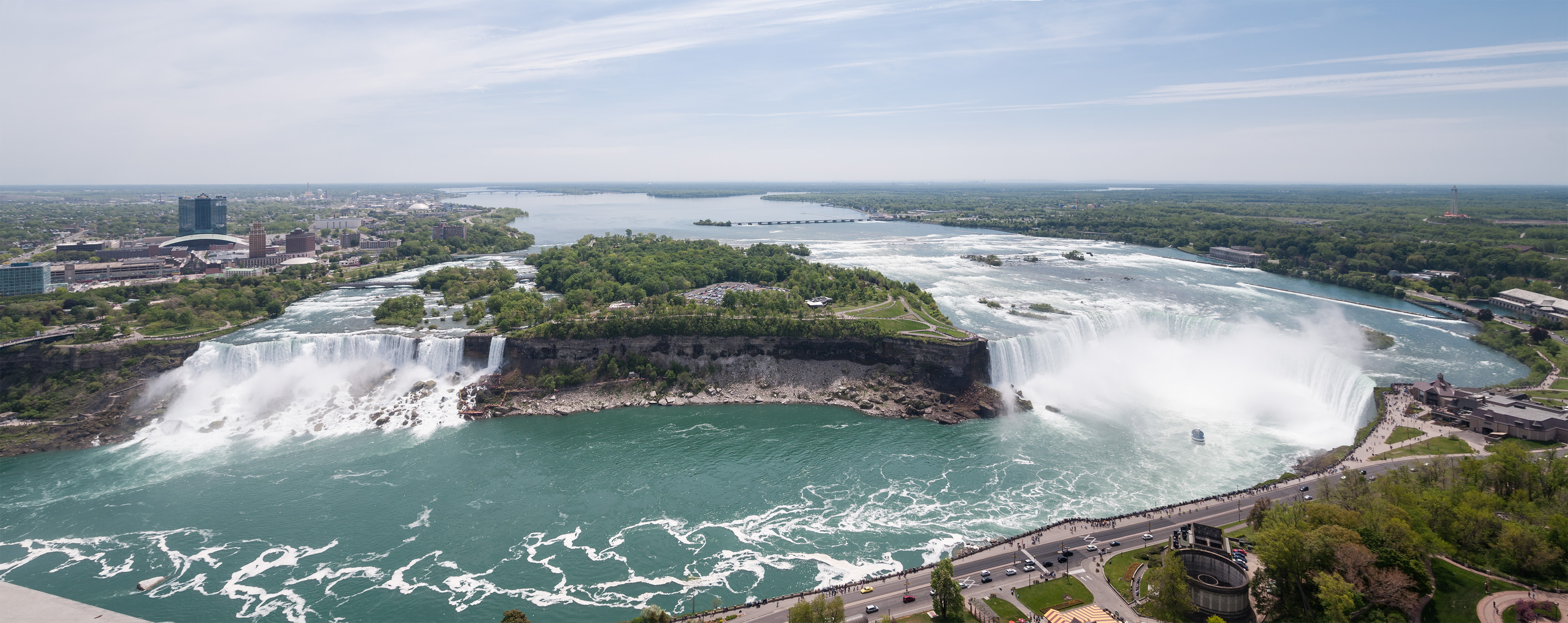 Niagara Falls, New York - The Green Giant's Mineral Display (Image Credits: Wikimedia)