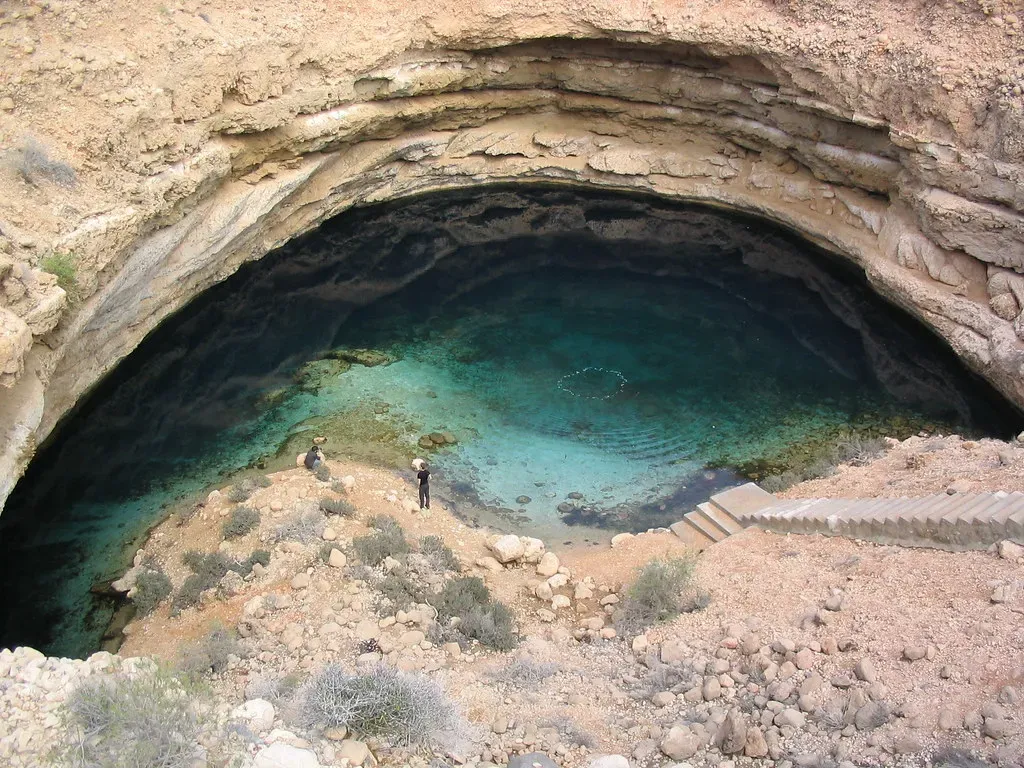 10. Majlis al Jinn–Type Pits, Oman – Vertical Gateways to Giant Halls (loufi, Flickr, CC BY 2.0)