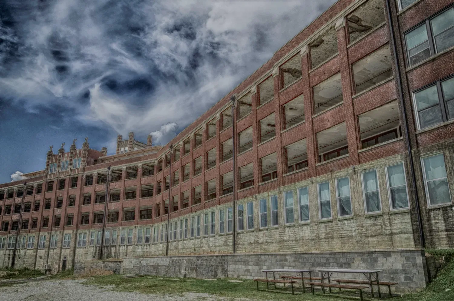 Waverly Hills Sanatorium, Kentucky: Architecture of Isolation (Image Credits: Wikimedia)