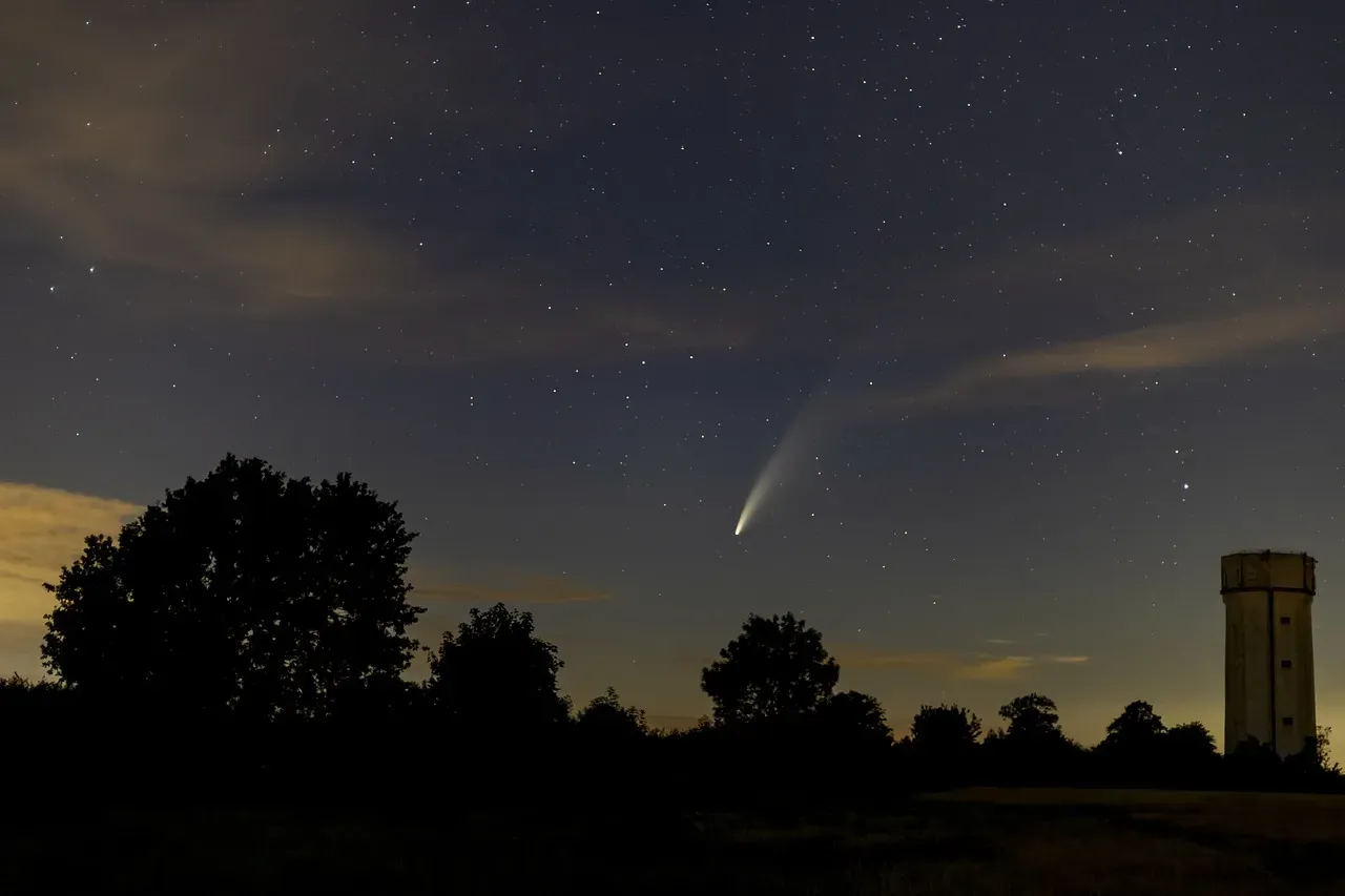 2. A Great Comet Bright Enough to Dominate the Night Sky (Image Credits: Pixabay)