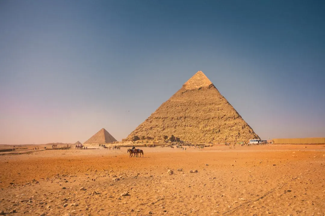 4. Pyramids of Giza: Engineering That Still Outruns Simple Explanations (Image Credits: Unsplash)