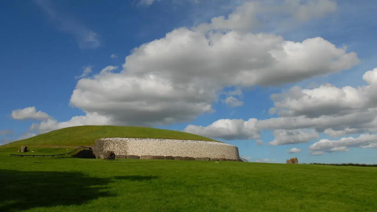 #3 - Newgrange, Ireland: A Stone Age Tunnel That Catches One Sunrise (Image Credits: Pixabay)