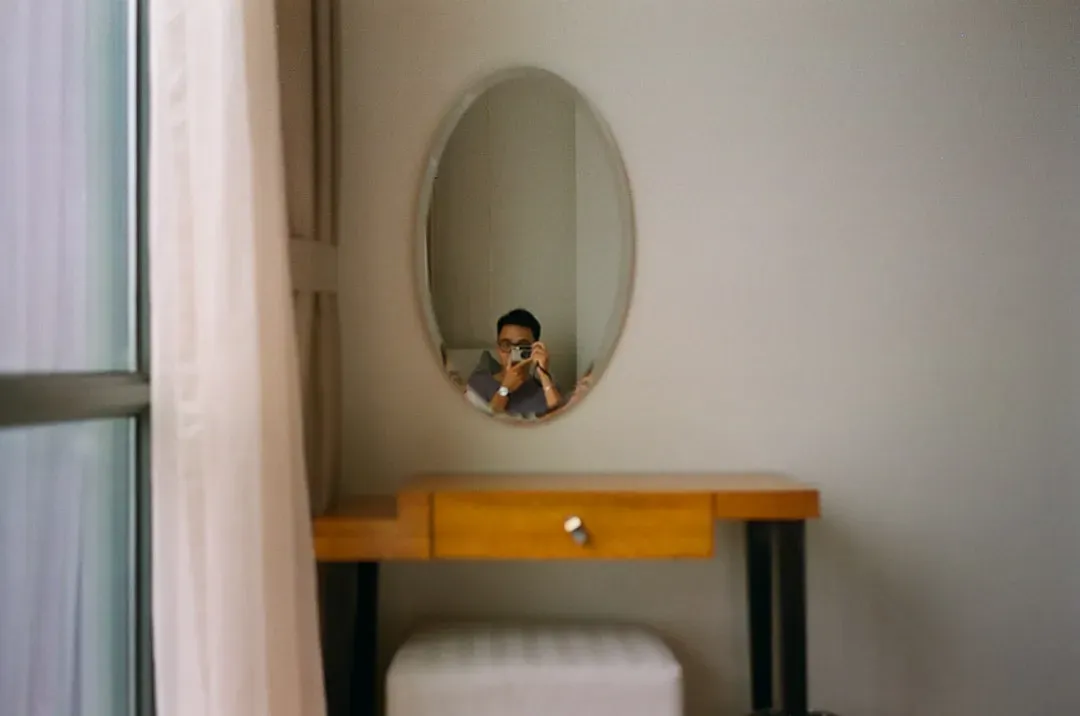 How the “living mirror” idea reframes consciousness (Image Credits: Unsplash)