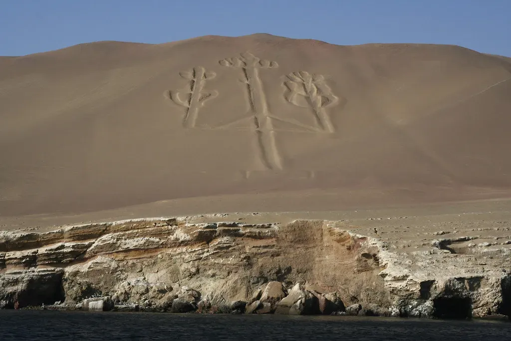 Paracas Candelabra, Peru: A Gigantic “Trident” Facing the Sea (imke.sta, Flickr, CC BY 2.0)