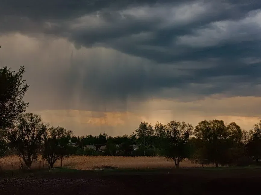 Gray Skies, Deep Focus: Why Stormy Days Can Supercharge Concentration and Creativity (Image Credits: Pexels)