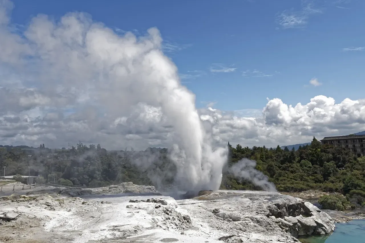 Silica From the Hot Water Builds Natural Valves and Seals (Image Credits: Pixabay)