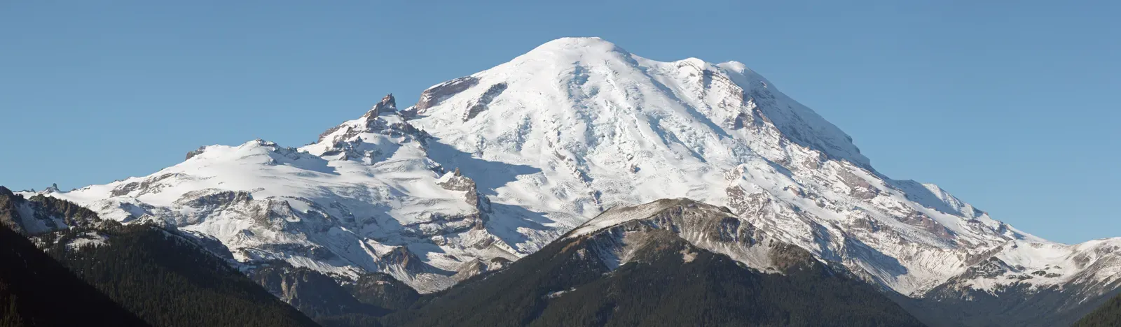 Why A “Pattern Change” At Mount Rainier Grabs Scientists’ Attention (By Walter Siegmund (talk), CC BY-SA 3.0)