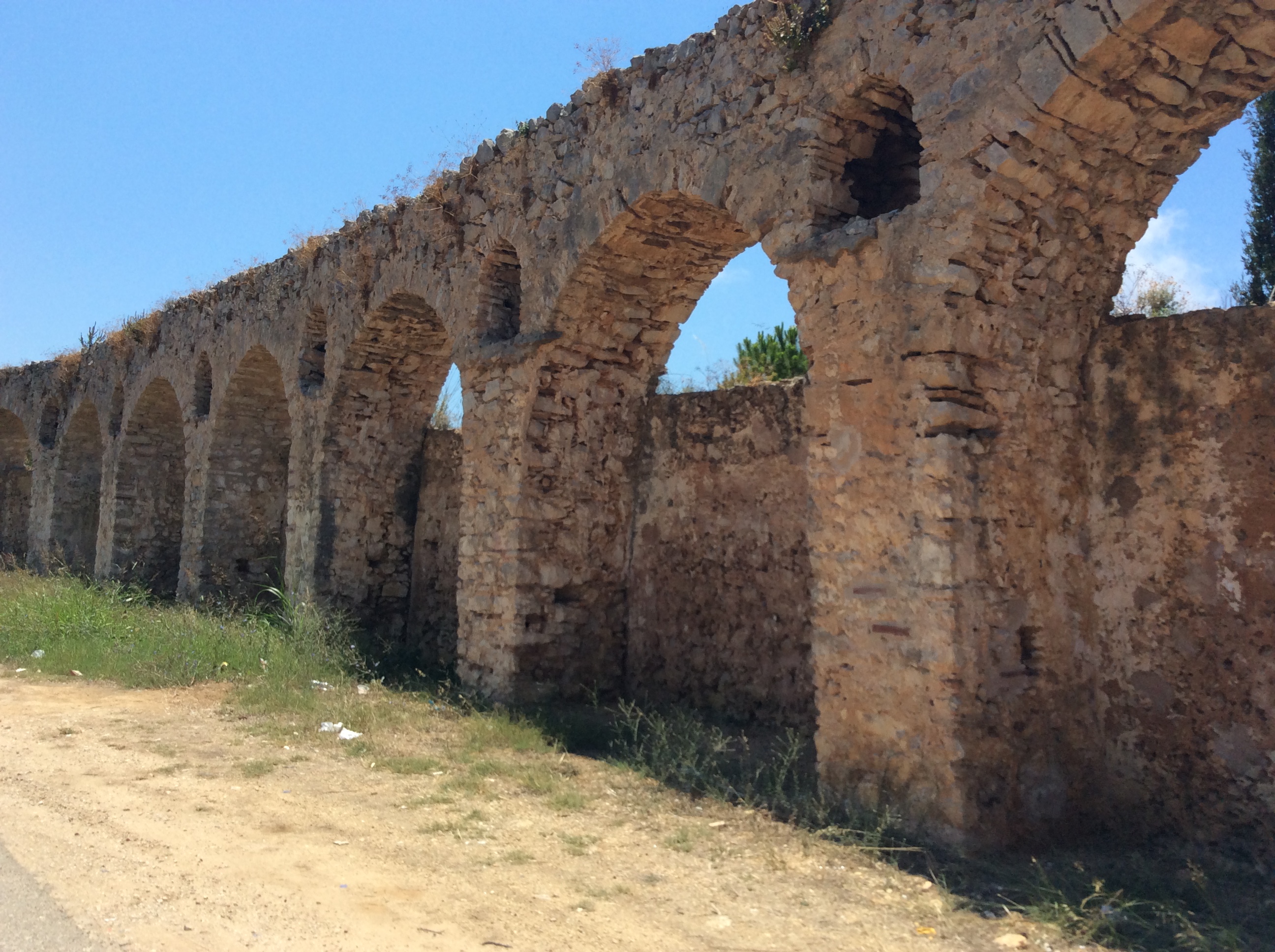 From Ancient Tools to Modern Science: Pressure in Stone Aqueducts (Image Credits: Wikimedia)