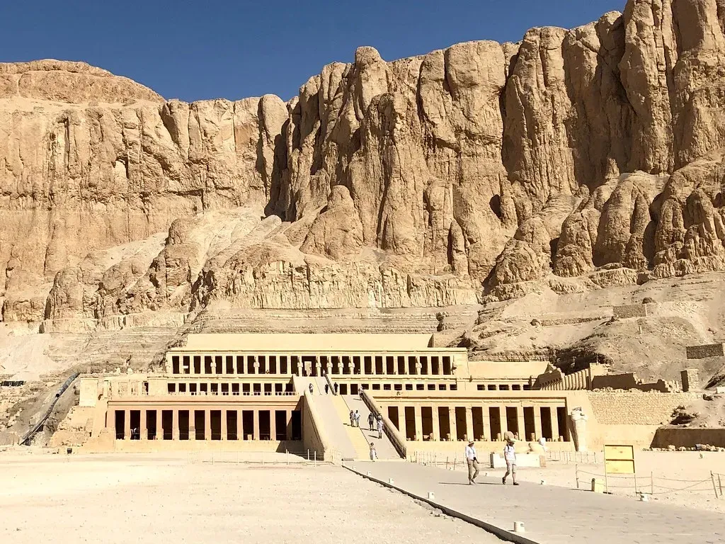 The Egyptian 'Laser-Cut' Trenches With Suspiciously Sharp Corners (Image Credits: Flickr)
