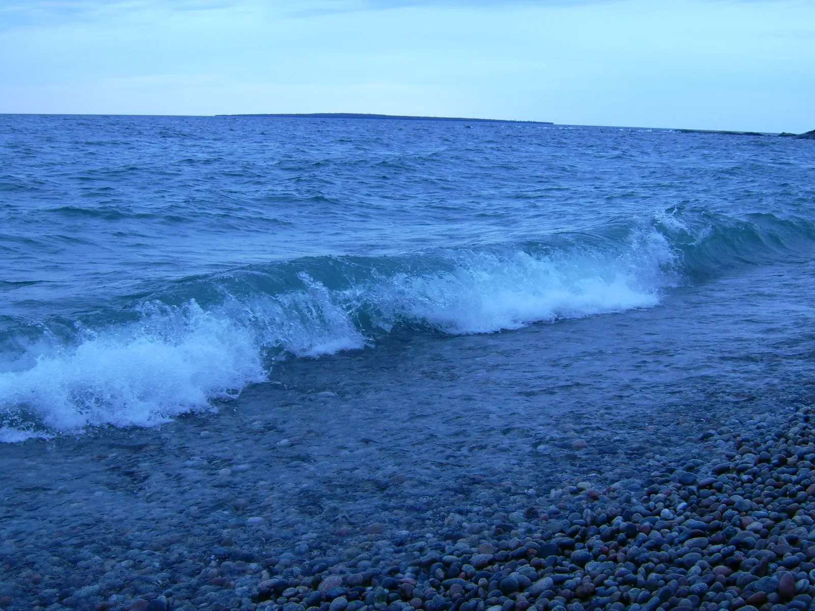 Lake Superior Can Produce Mythical Rogue Waves (Image Credits: Wikimedia)
