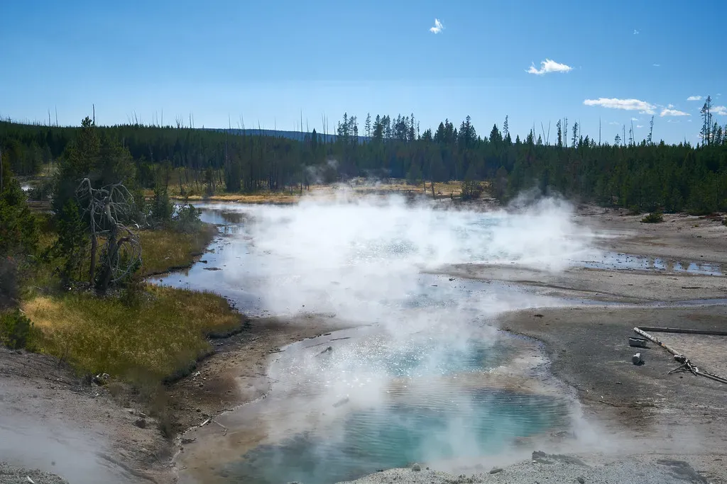 Why The Ground Breathes: Uplift, Subsidence, And Earthquakes (szeke, Flickr, CC BY-SA 2.0)