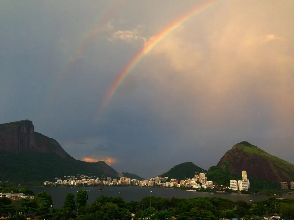 Sunlight: How White Light Hides All the Colors (Image Credits: Flickr)