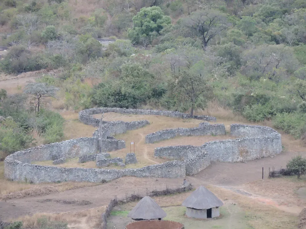 #16 – Great Zimbabwe: Stone Walls Without a Single Drop of Mortar (SqueakyMarmot, Flickr, CC BY-SA 2.0)