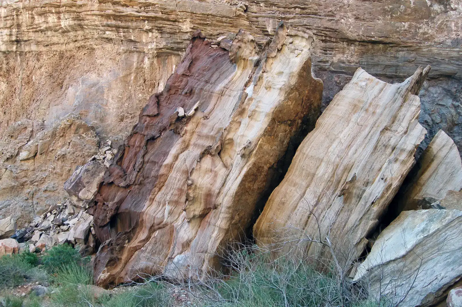 How a Canyon Keeps Growing: Erosion, Rockfalls, and Time (Grand Canyon: Tapeats sandstone 0115b, Public domain)