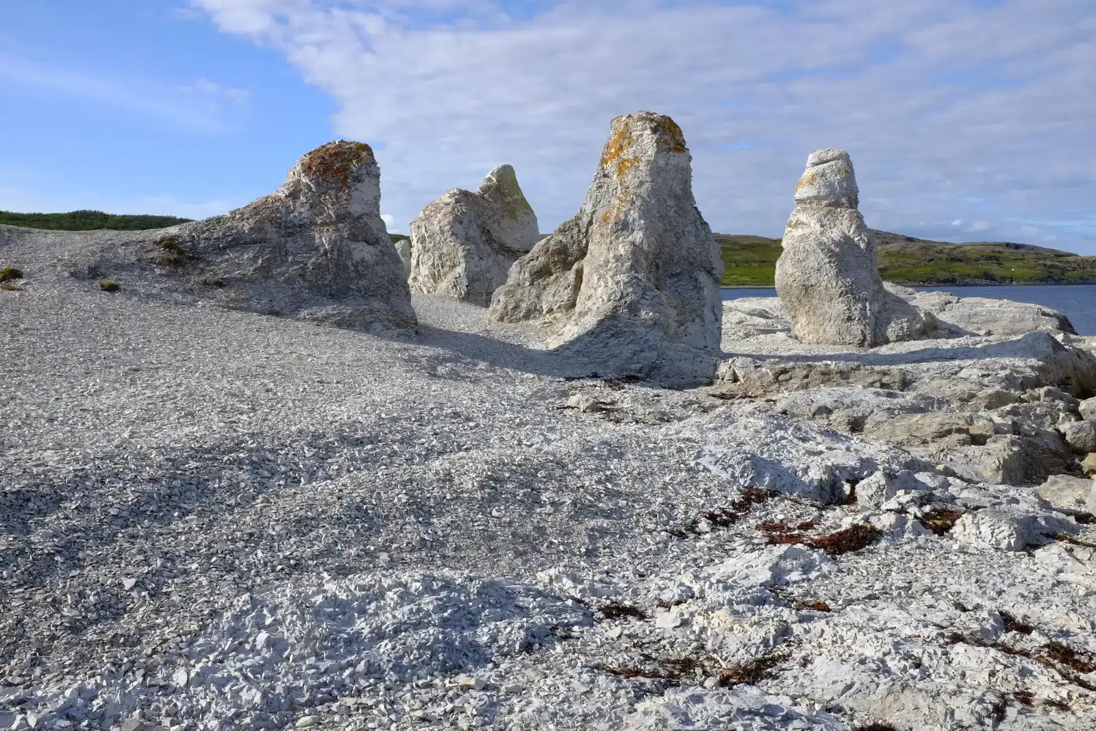 How Curious Readers Can Engage With Earth’s Strangest Places (Image Credits: Wikimedia)