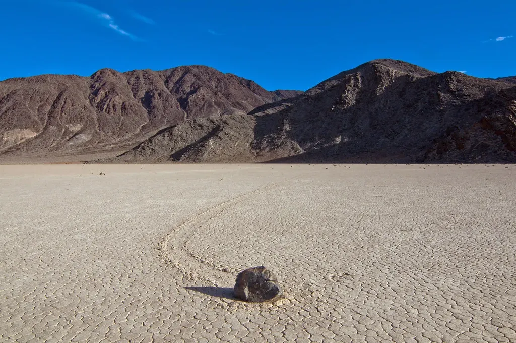 Sailing Stones That Leave Mysterious Trails (Image Credits: Flickr)