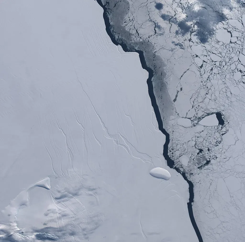 Cracks in the Deep: What New Instruments Are Revealing Inside the Ice (O.V.E.R.V.I.E.W, Flickr, CC BY 2.0)