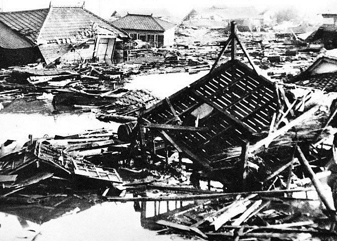 10. 1960 Valdivia–Pacific Basin Impact and U.S. Lessons from the World’s Largest Recorded Quake (Magnitude 9.5) (Japanese book "Album of the 20-Year History of Postwar Japan" published by Kyodo News., Public domain)