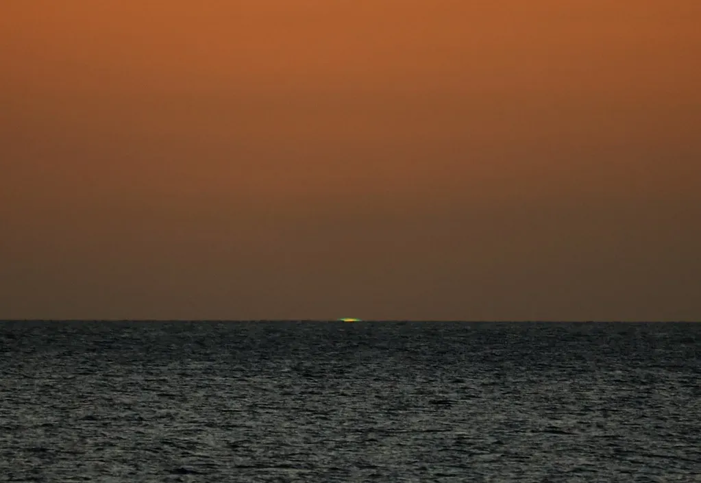 #12 The “Green Flash” On The Horizon Above The Sea (fishwasher, Flickr, CC BY 2.0)