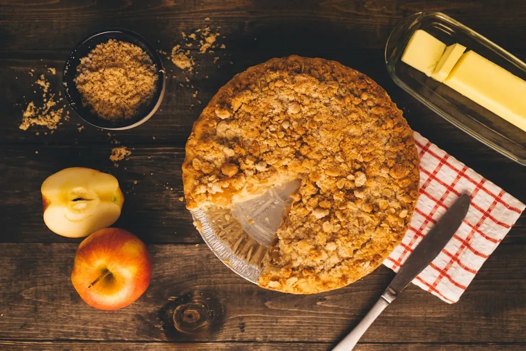 Baked apple crisp with oats (Image Credits: Unsplash)