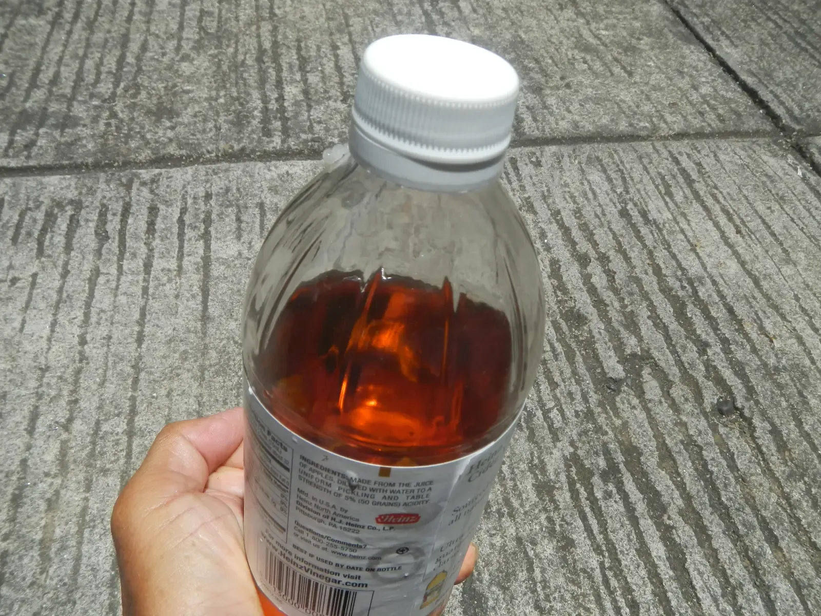 9. Vinegar: The Self-Preserving Pantry Workhorse (Image Credits: Wikimedia)