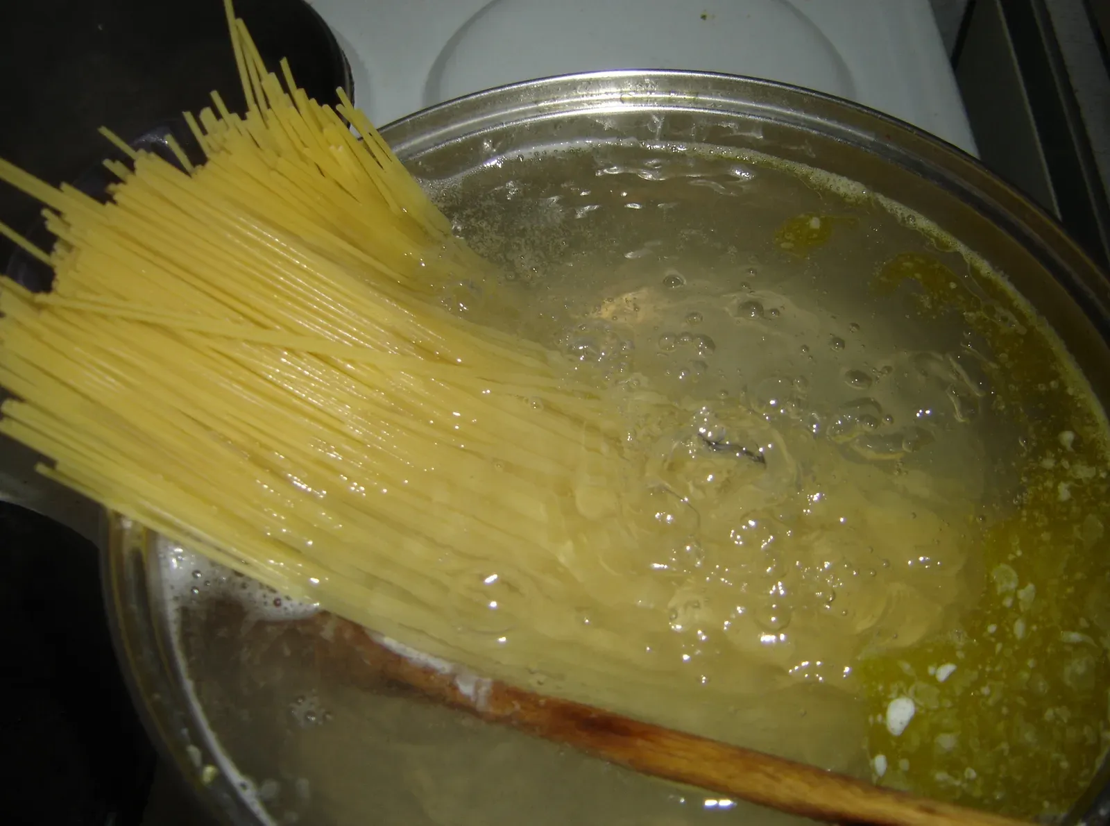 Olive Oil In Pasta Water Is A Waste (Image Credits: Wikimedia)